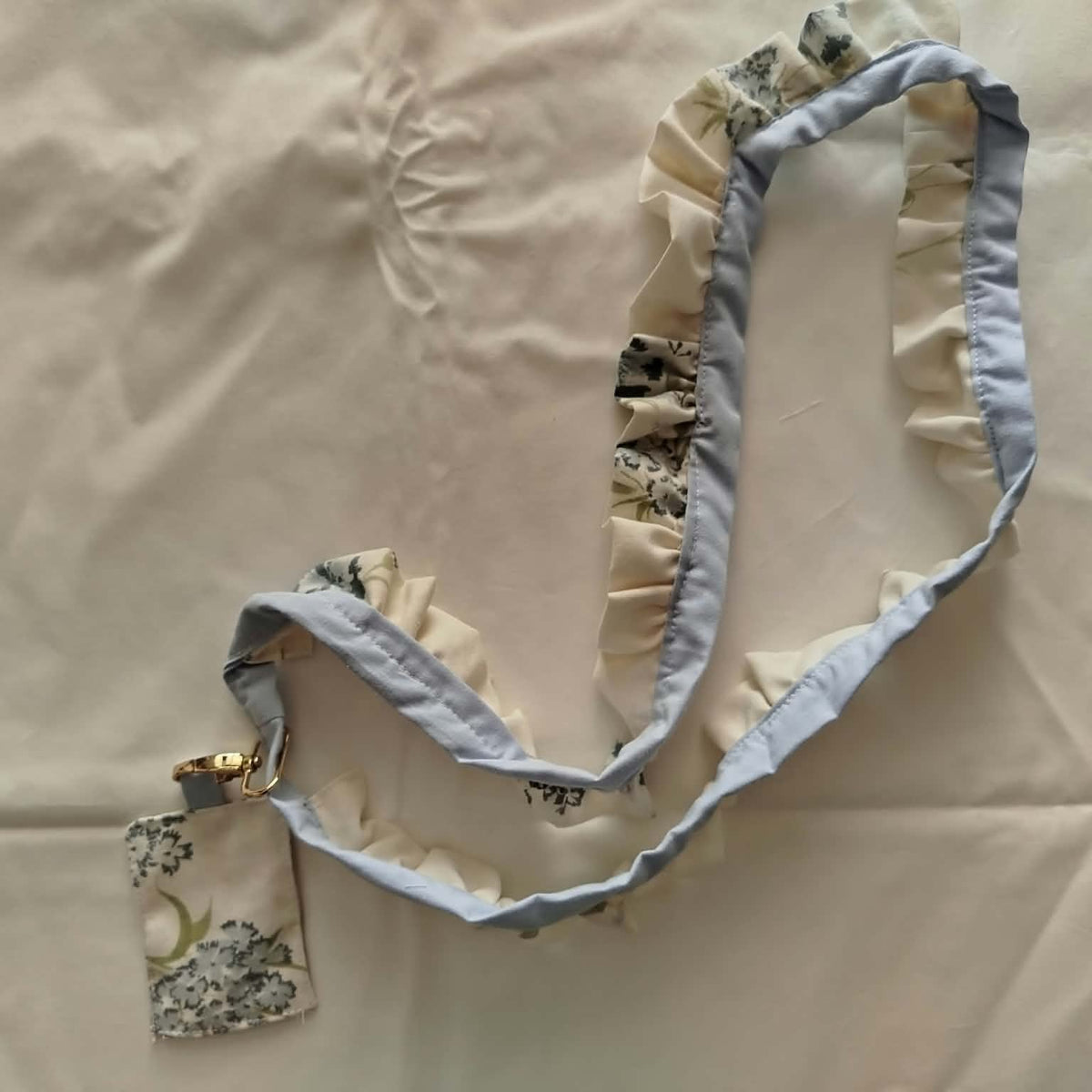 Bandoulière téléphone à volants faite main, tissu bleu ciel et imprimé fleuri, mousqueton doré