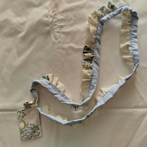 Bandoulière téléphone à volants faite main, tissu bleu ciel et imprimé fleuri, mousqueton doré