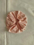 Chouchou fait main rose poudré – tissu doux et soyeux