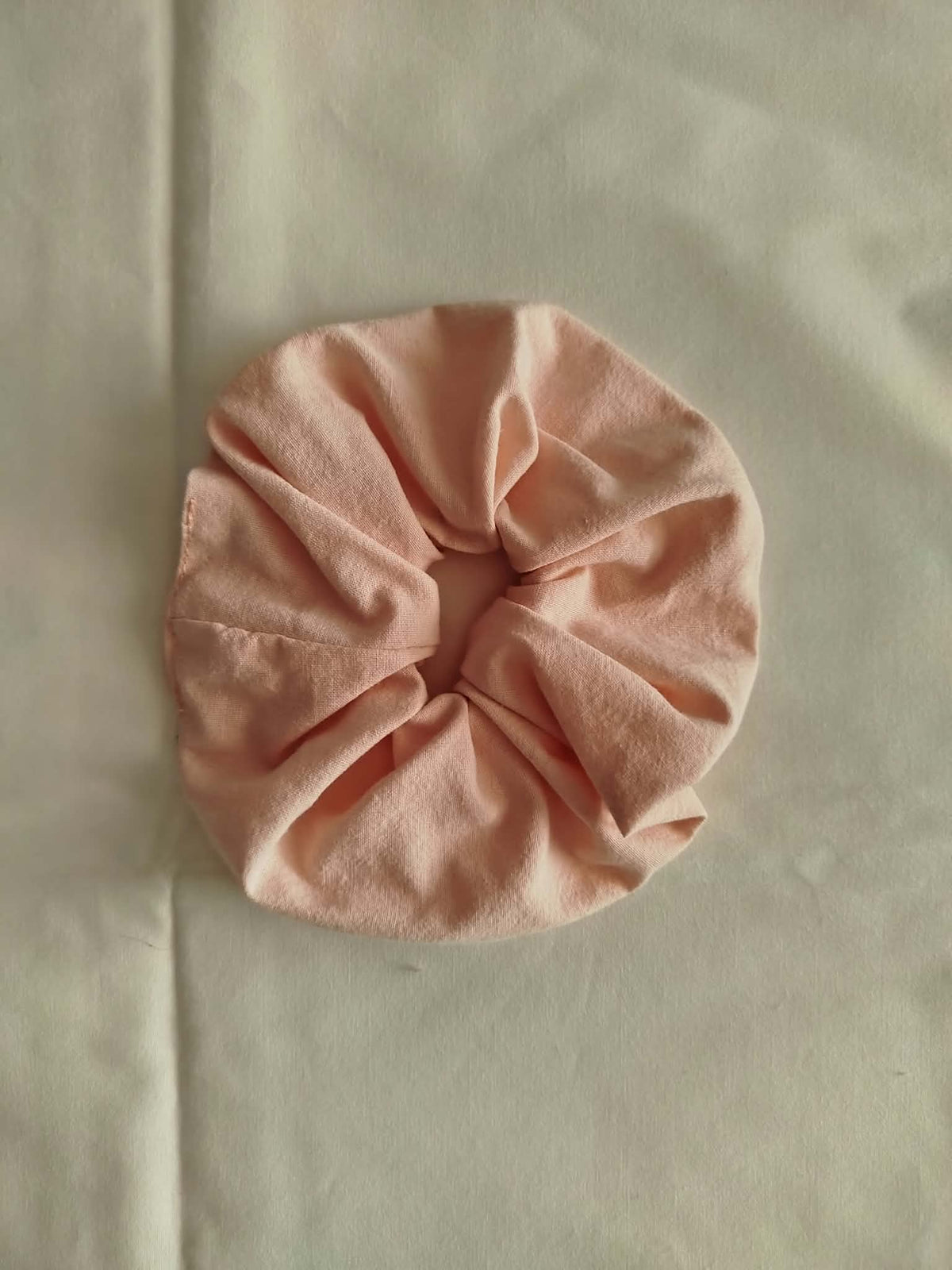 Chouchou fait main rose poudré – tissu doux et soyeux