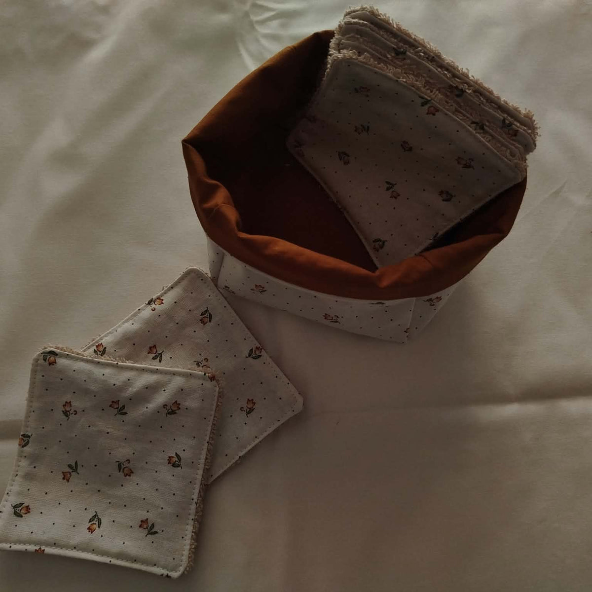 Set panier terracotta et lingettes démaquillantes réutilisables en coton fleuri, fait main