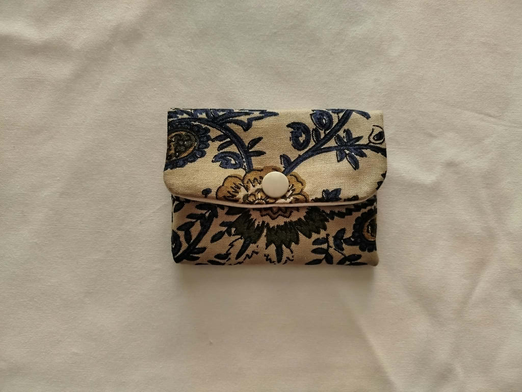Porte-cartes fait main fermé – imprimé fleuri bleu marine et beige, fermeture pression