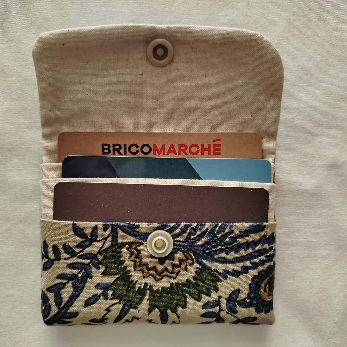 Porte-cartes fait main ouvert – 3 pochettes intérieures, tissu fleuri bleu et beige