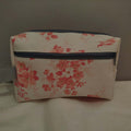 Trousse de toilette fleurie fait main – tissu rose corail et fermeture marine