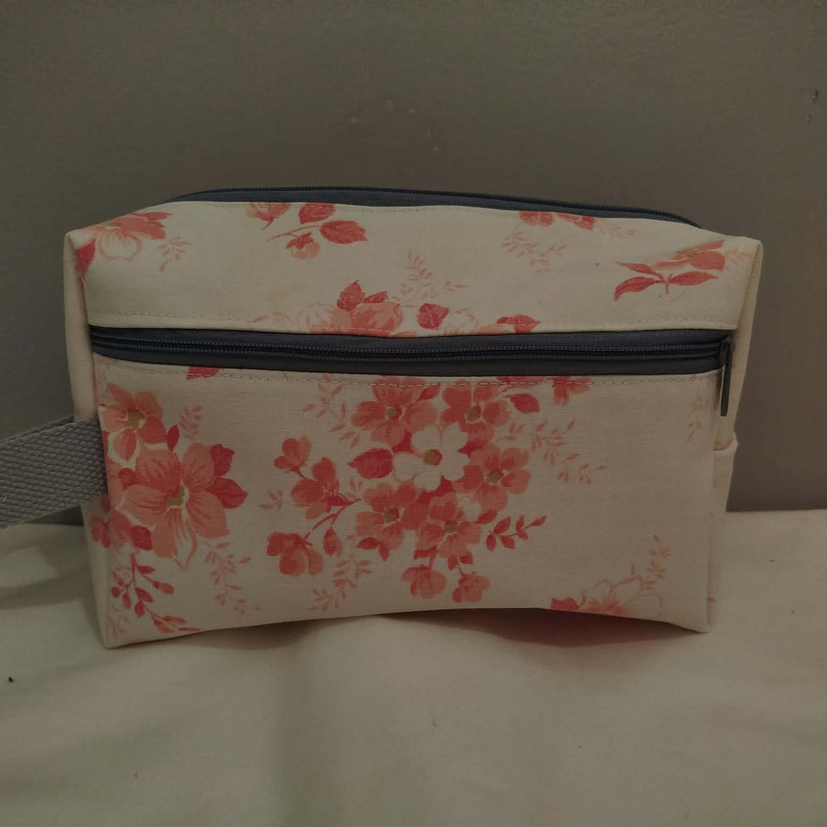 Trousse de toilette fleurie fait main – tissu rose corail et fermeture marine