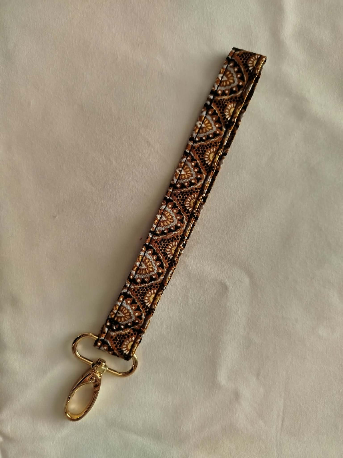 Porte-clés bracelet de poignet fait main en tissu jacquard brun et doré, mousqueton doré